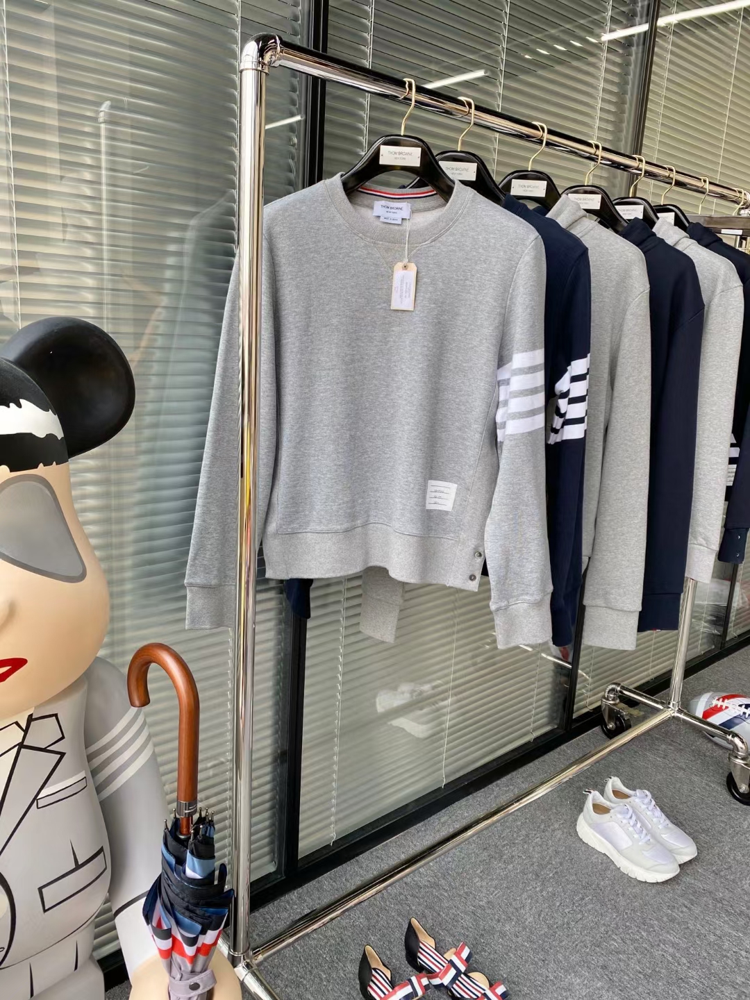  [THOM BROWNE] 톰브라운 사선완장 스웨트 셔츠 맨투맨 티셔츠 MJT021H00535 (2 COLOR)