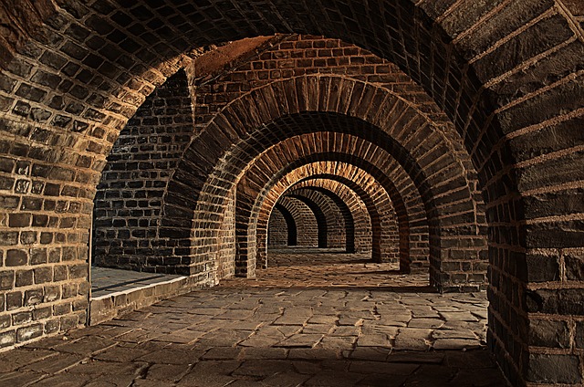 아치형 벽돌로 되어 있는 터널