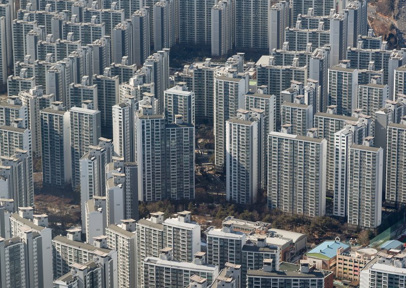 부동산 시장이 전반적으로 침체한 가운데 서울시가 지난 12일 아파트 수요가 몰리는 송파구 잠실동, 강남구 삼성·대치·청담동 일대의 토지거래허가구역 지정을 해제했다. 사진은 13일 서울 송파구 롯데월드타워 전망대에서 바라본 아파트들의 모습.