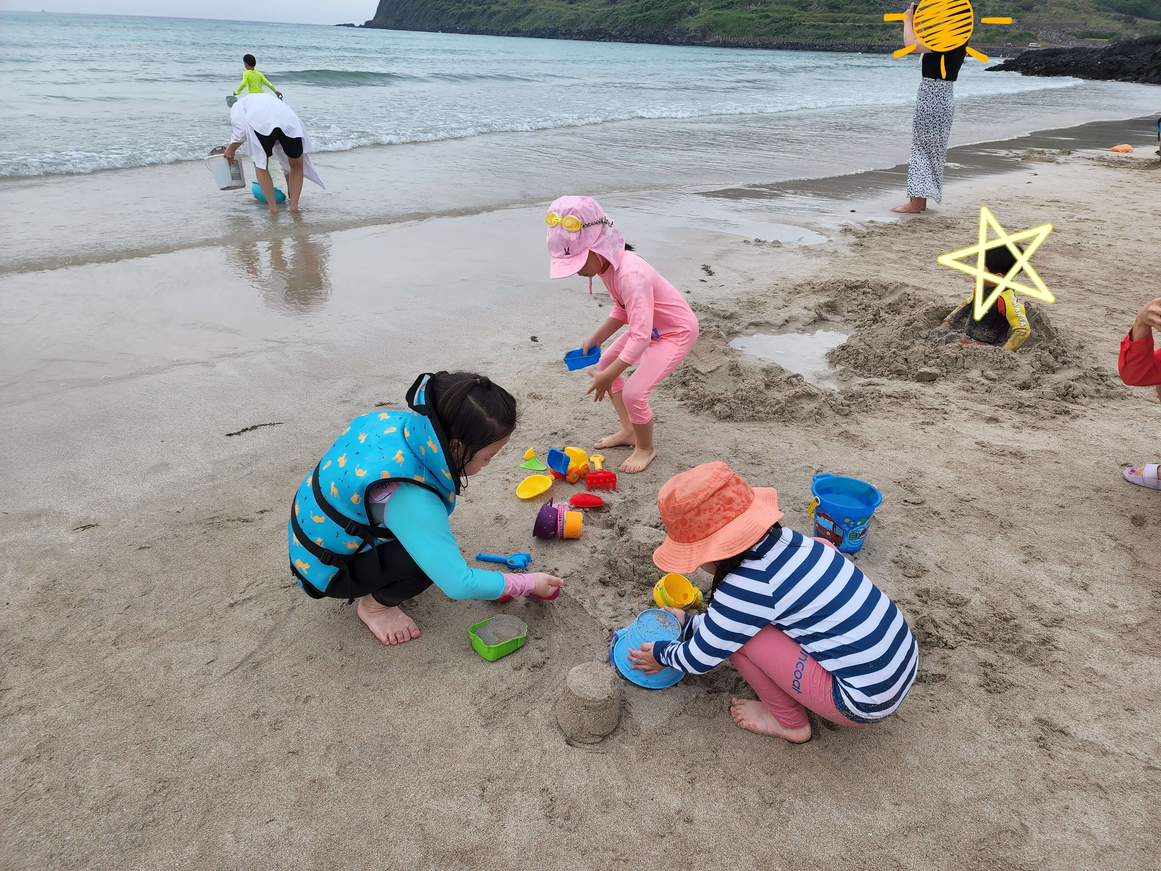 함덕 해수욕장에서 모래놀이중