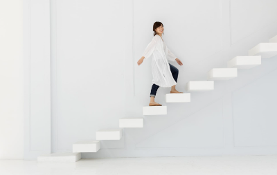 계단을 오르는 여성
