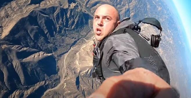 유튜버 트래버 제이콥(29)이 경비행기에서 뛰어내린 후 자신의 모습을 촬영하고 있다