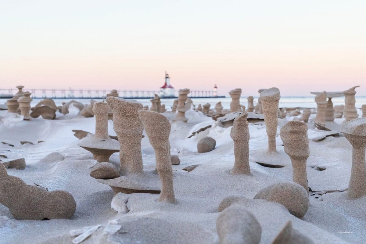 자연이 만들어낸 신비의 모래 층 Powerful Winds Carve Surreal Sand Sculptures Across a Frozen Beach