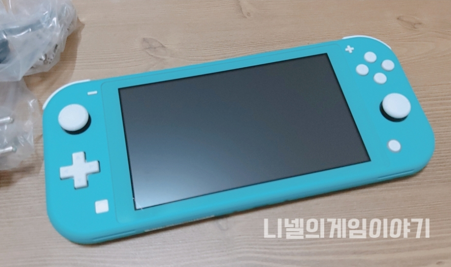  닌텐도 스위치 라이트 터콰이즈 + 닌텐도 3DS 크기비교 차이