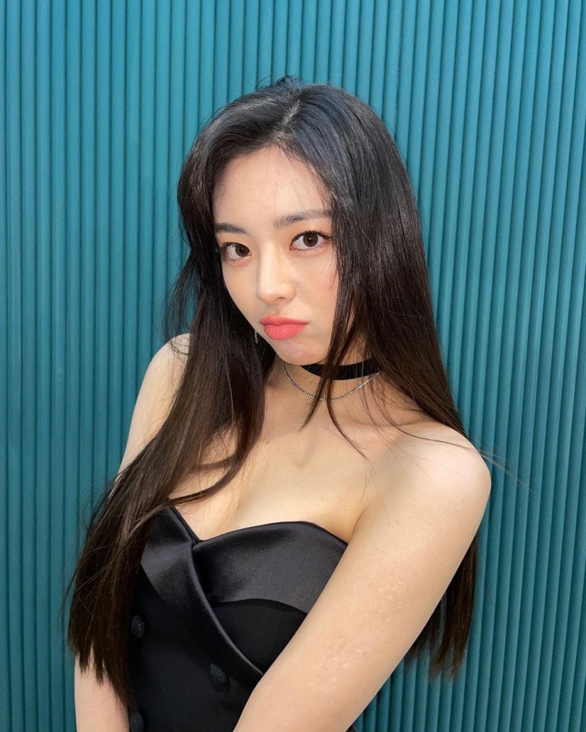  ITZY 유나 인스타그램 드레스 사진