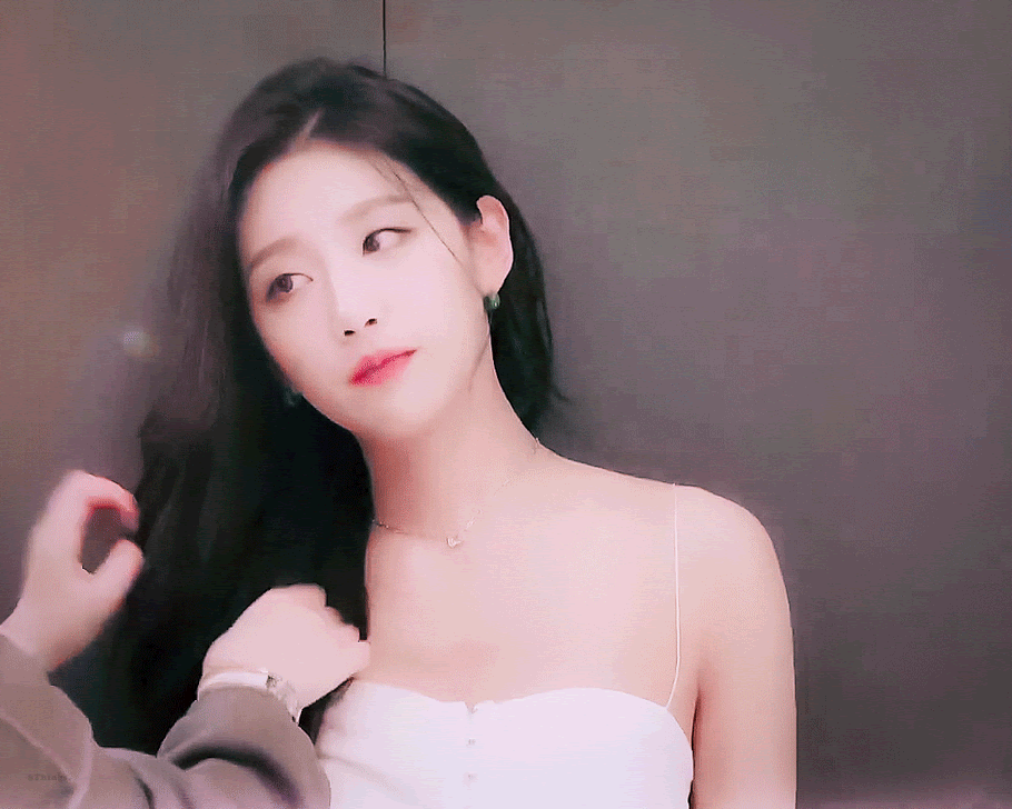 화장 고치는 모습도 이쁜 무쌍미녀 러블리즈 정예인