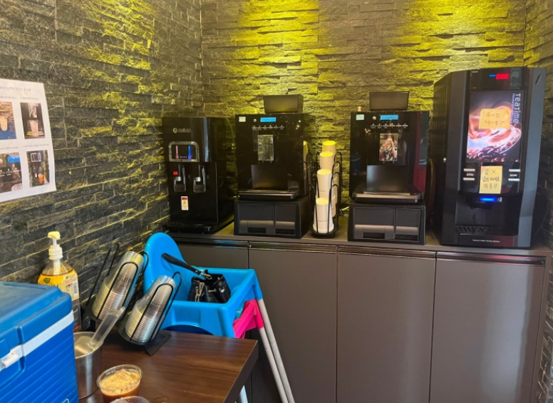 가게 로비에 커피머신과 음료 기계가 나란히 놓여 있다