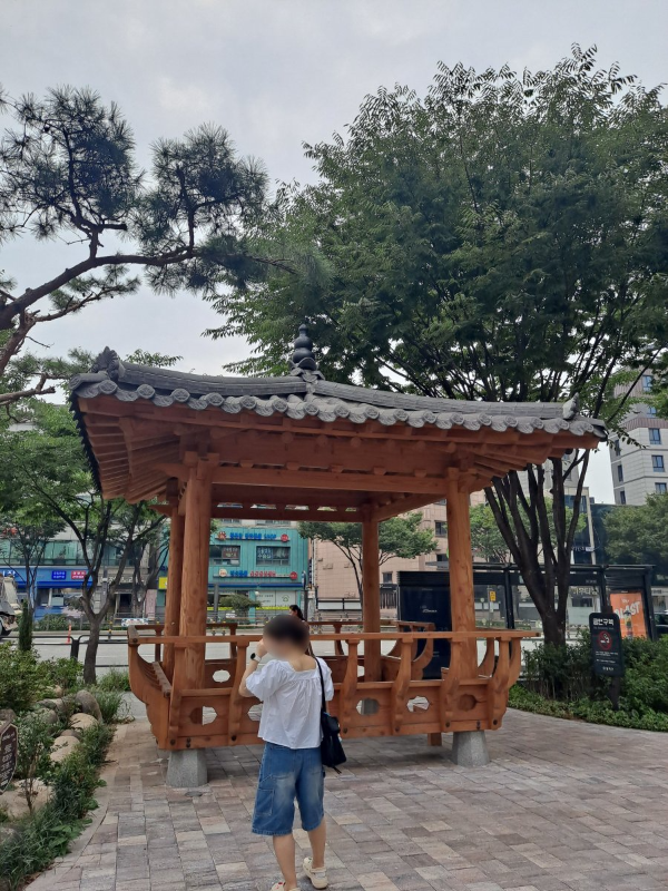 쯔왕돈까스 앞 쉼터