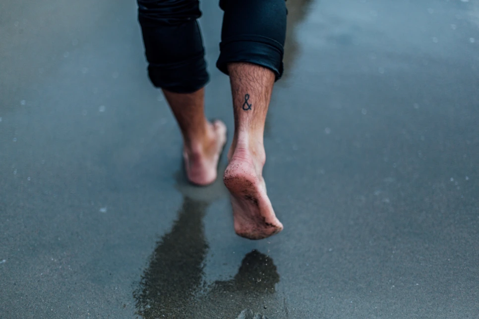 모래 해변 맨발 걷기
