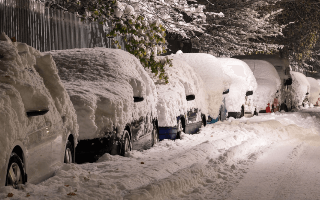 겨울철-얼어붙은-차량들