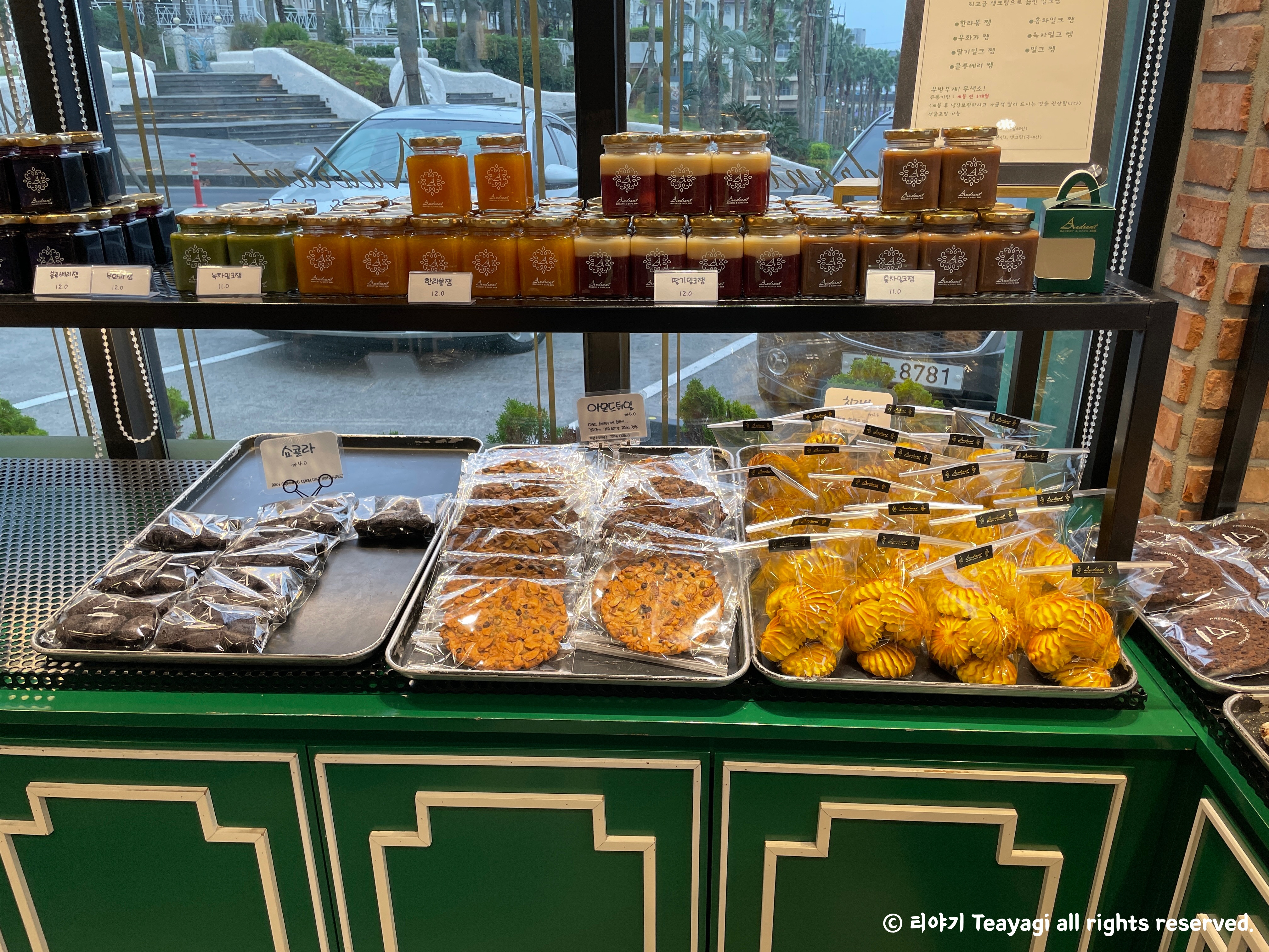 제주도맛집-함덕오드랑베이커리-빵진열대