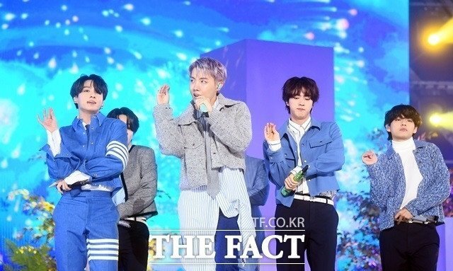  방탄소년단 LA 콘서트 하루 전, 수만 명의 팬들이 소파이 스타디움 앞에 줄을 섰다.