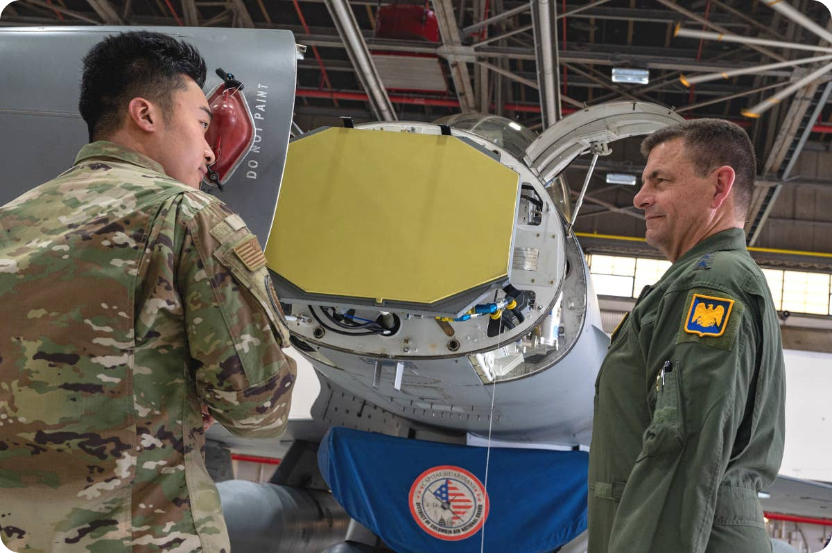 AN/APG-83 레이다에 대해 설명을 듣고 있는 미 공군 공중 방위군 중장 Michael Loh (오른쪽)