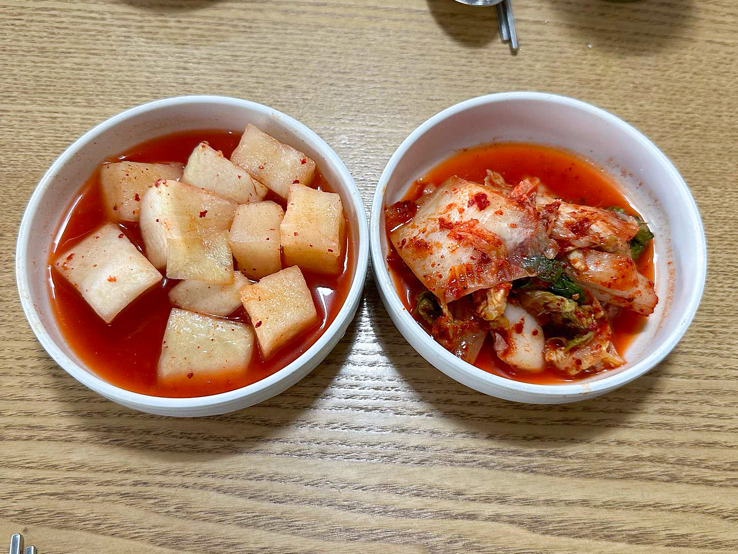 평양옥에서 기본으로 제공되는 김치와 깍두기 사진