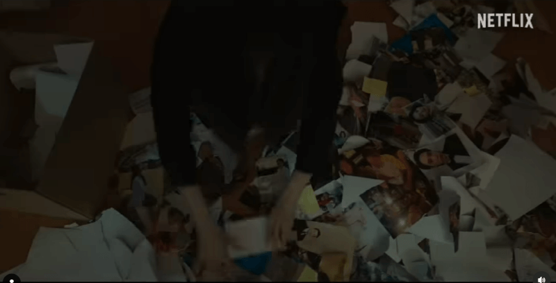 문동은의 빌라에서 사진을 찾다(출처: 더글로리 인스타)