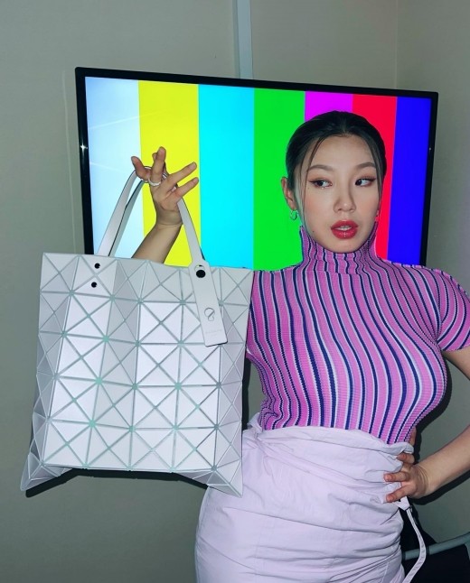  리정, 노출 하나 없는데 반응 폭발한 사진! "대문자 S라인 몸매" [사진]