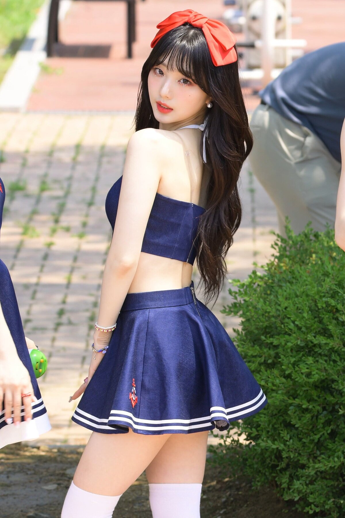  짧은 치마 입은 이달의 소녀 여진 야외 팬사인회