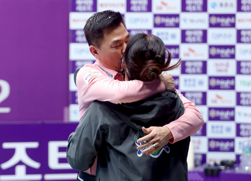 하이원리조트 PBA 챔피언십 결승전에서 우승을 차지한 마민캄 선수가 아내를 포옹하고 있는 모습
