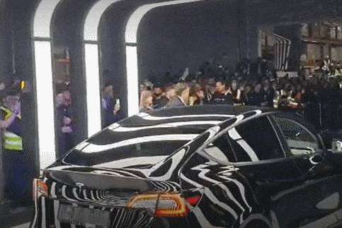  춤추는 일론 머스크 VIDEO: Elon Musk Dances Again at Tesla Factory Opening