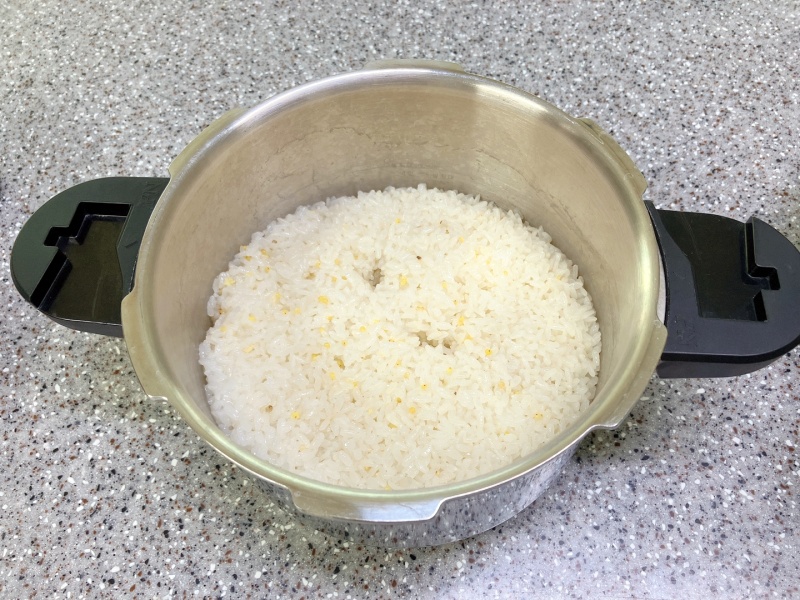 압력솥에서 완성된 쌀밥