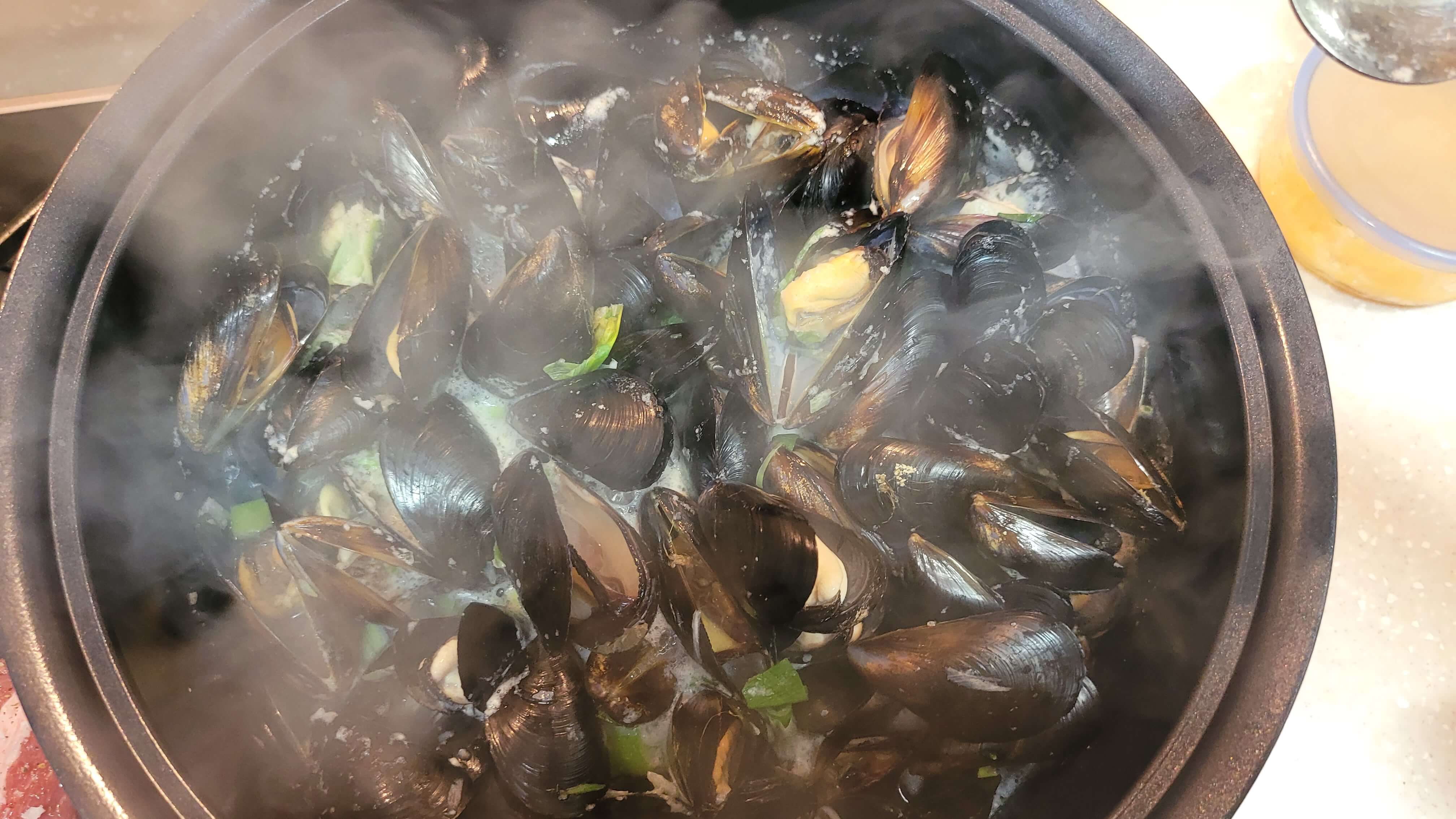 한국식 홍합탕 조리 과정, 끓는 물에 파와 함께 요리되는 신선한 홍합