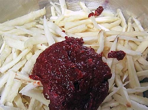 2월 제철 반찬 : 새콤달콤 더덕무침 맛있게 만드는 법
3. 더덕에 양념 넣고 버무리기