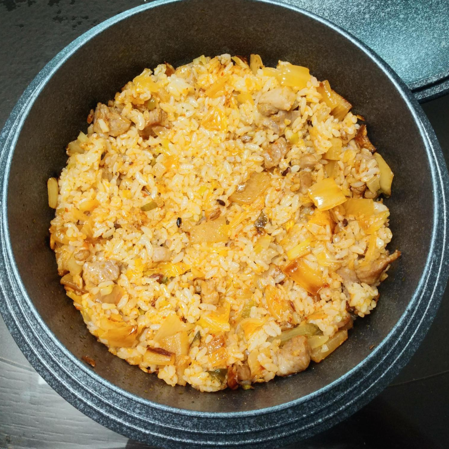  가마솥에 고소하게 눌려먹는 김치밥