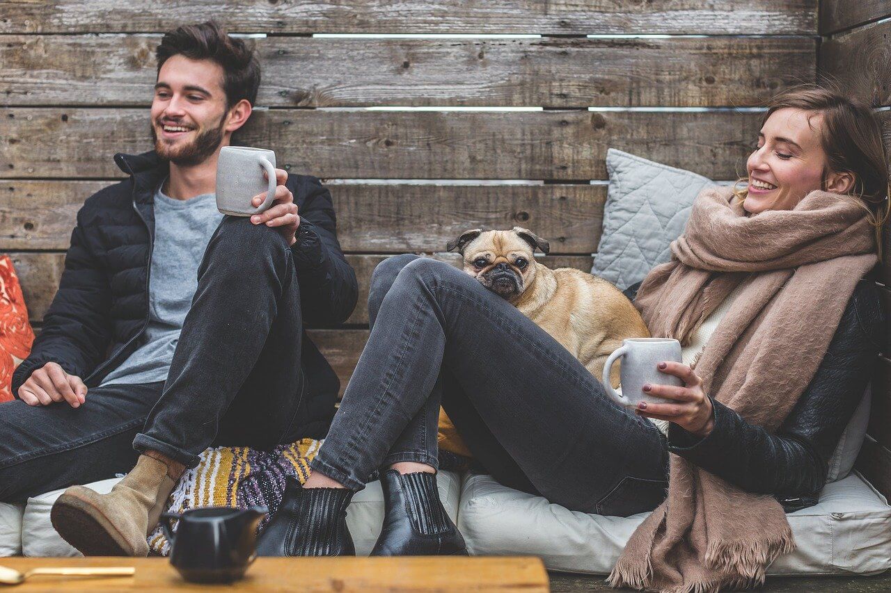 남자와 여자가 웃으면서 커피를 먹고 있는 사진