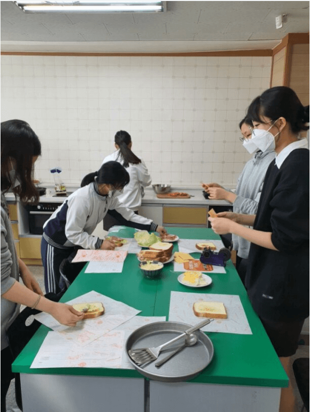 샌드위치를 만드는 모습