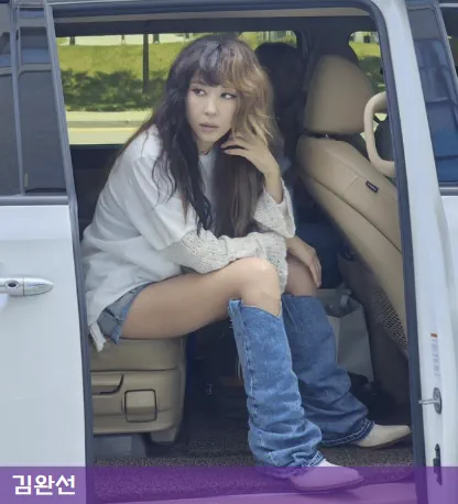김완선이 청바지를 입고 차에 앉아있는 사진