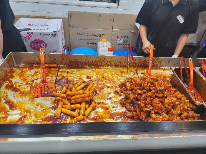 닭강정과 떡입니다.