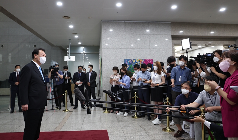  대통령실 출입기자의 "대통령님 파이팅" 발언 뭇매