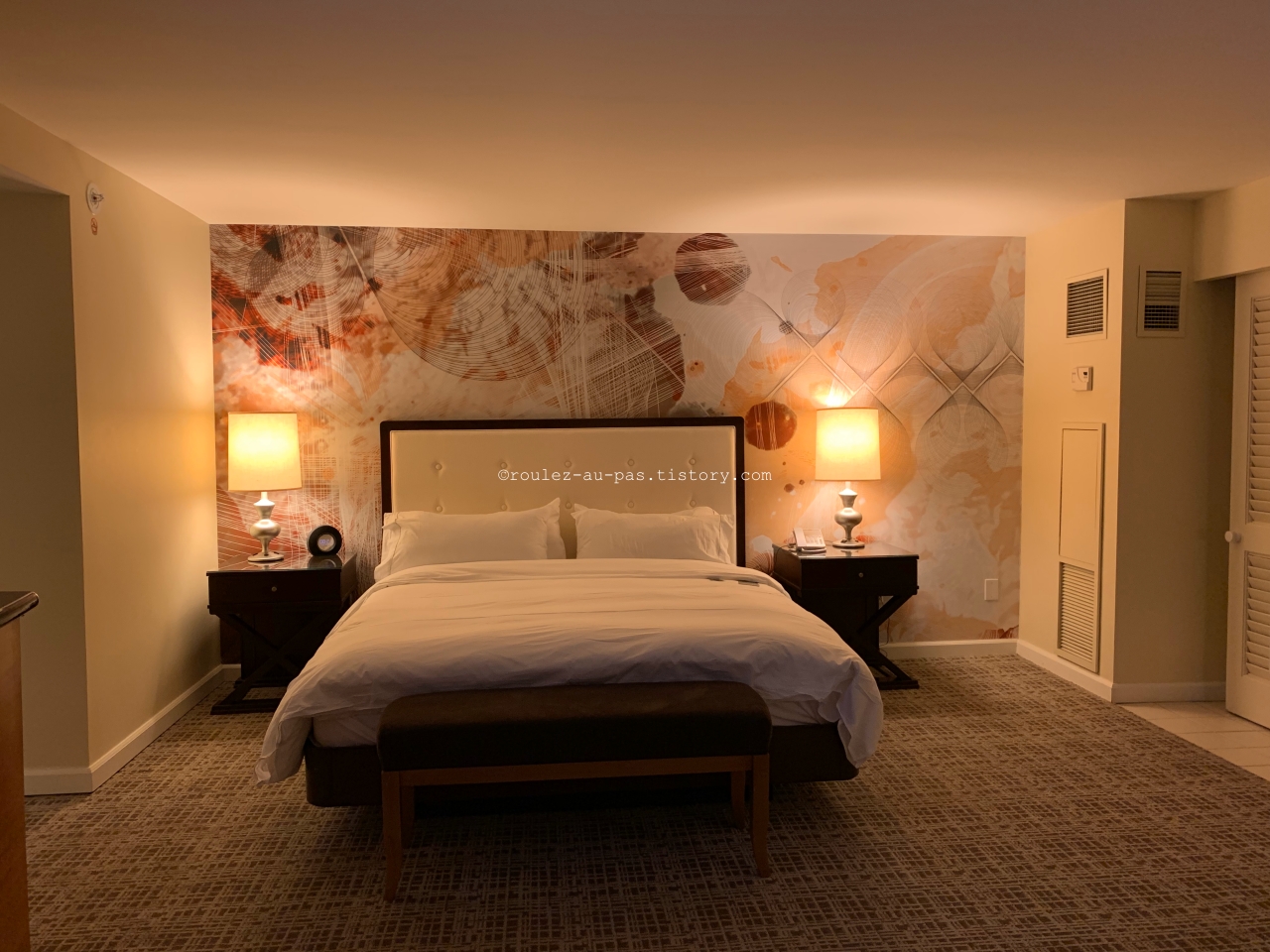 HOTEL-RENAISSANCE-INDIAN WELLS-GUEST ROOM-BED