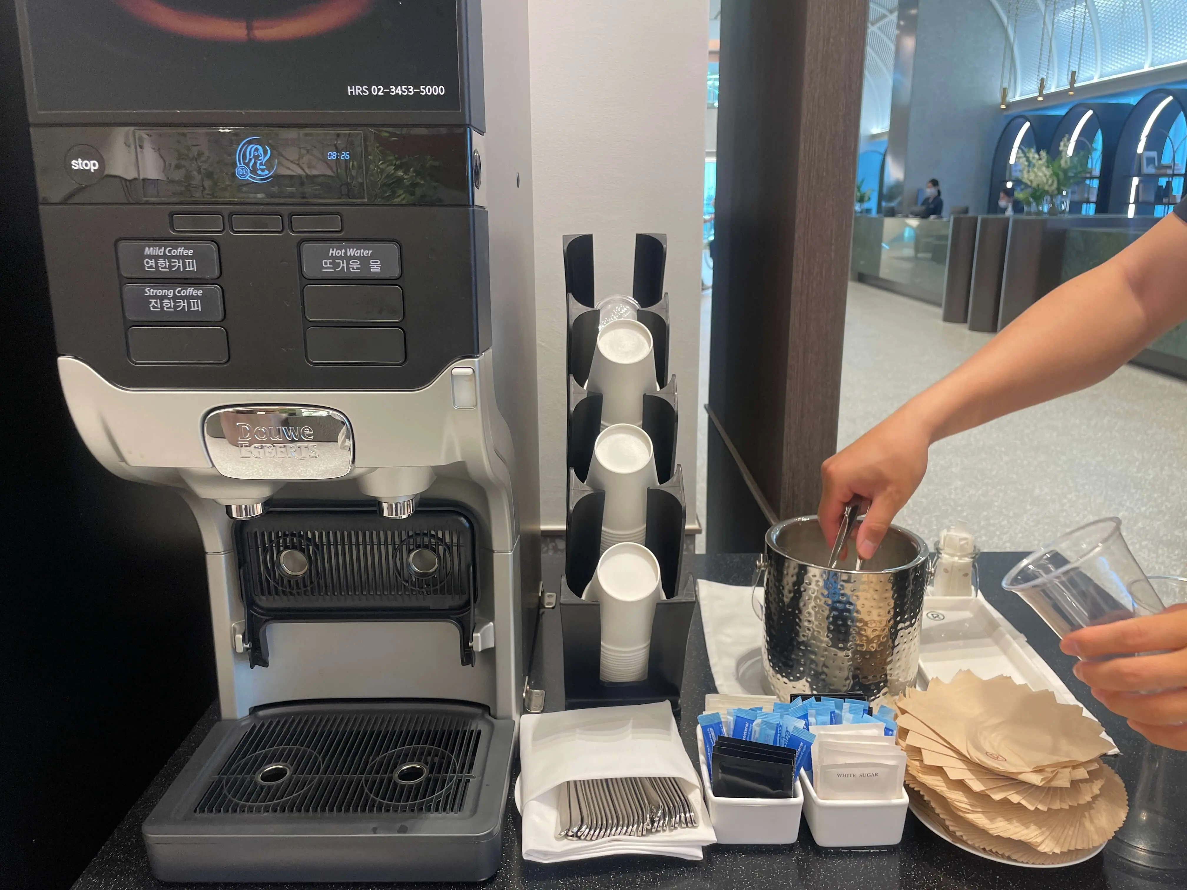 커피를 머신과 준비된 얼음