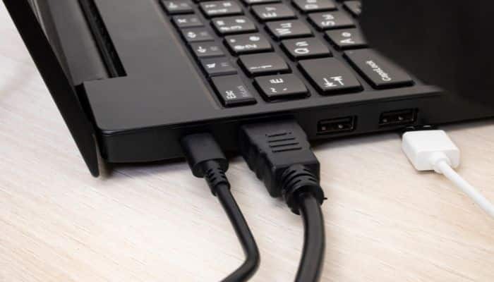 모니터와 HDMI 케이블