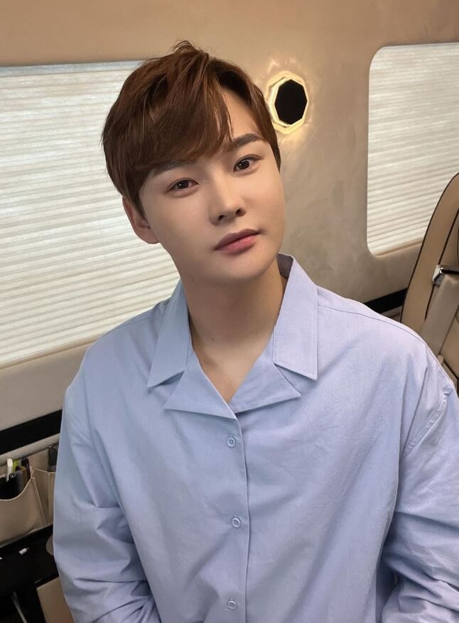 자동차안에앉아있는-셔츠를입은-남성의모습