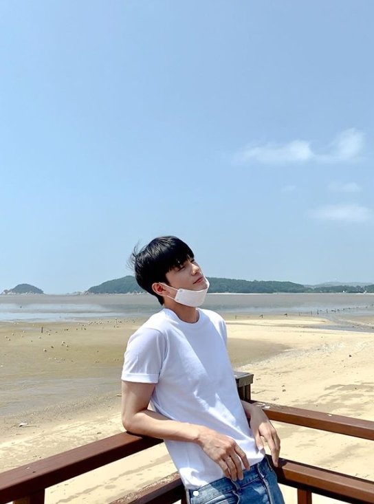  옹성우의 여유로운 순간, 훈훈한 비주얼