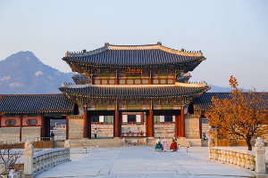 경복궁 내부의 목조 건축물 디테일과 전통 문양