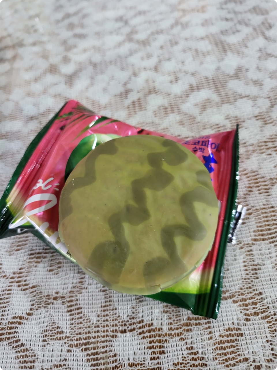  처음 먹어보는 수박 맛 초코파이 이거 은근 중독성있네~
