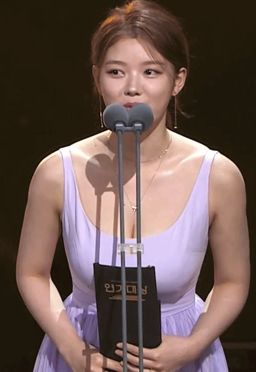 김유정 몸매가. 이정도였나?? 