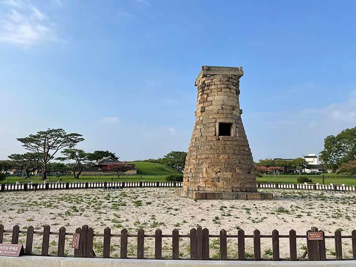 매우 가까운 거리에서 바라본 경주 첨성대의 정면 사진