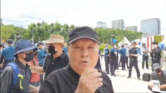 서울시청 앞 박원순 분향소 앞 성창경TV서울대병원 장례식장 주차장에 마련된 강용석·김용호·김세석·김용호·양평의 집. 유튜브 ON. 2020년 7월 11일 2시 30분 82
