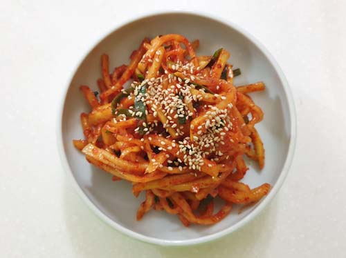  다이어트와 변비에 좋은 '콜라비 생채무침' / spicy kohlrabi salad