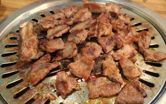 불판에-있는-돼지갈비