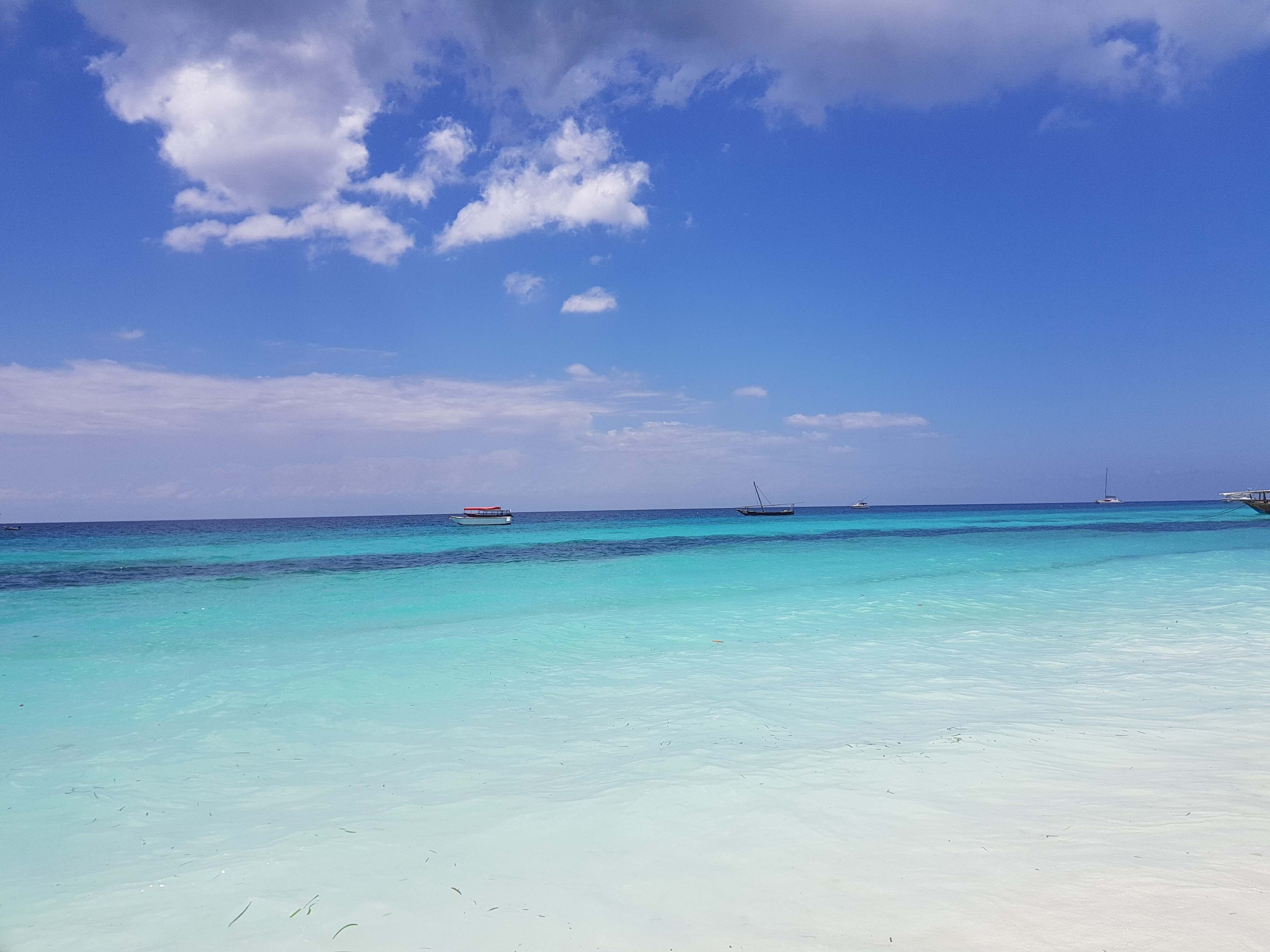 잔지바르 능귀해변의 모습.푸른 바다와 맑은 하늘이 보이는 모습.