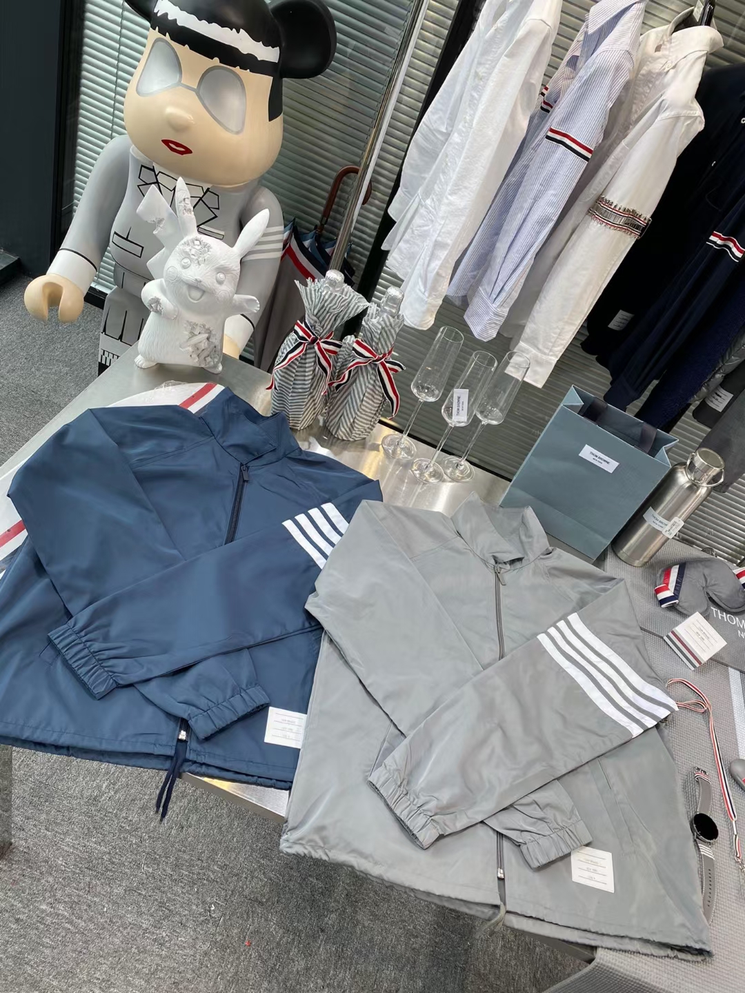  [THOM BROWNE] 톰브라운 플라이웨이트 테크 사선완장 스트라이프 자켓 MJT226A 06230 035 (2 COLOR)