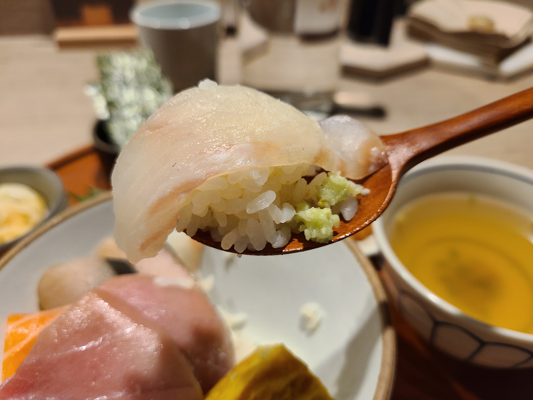 간이된 밥 위에 사장님표 와사비와 생선을 올려 초밥처럼 만들어 놓은 모습