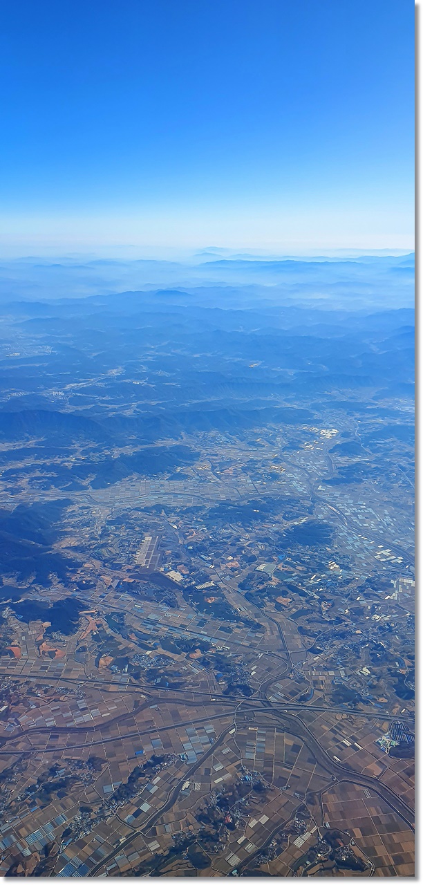 한국의 산야도 빌딩들만 아니라면 매우 멋있게 느껴집니다.