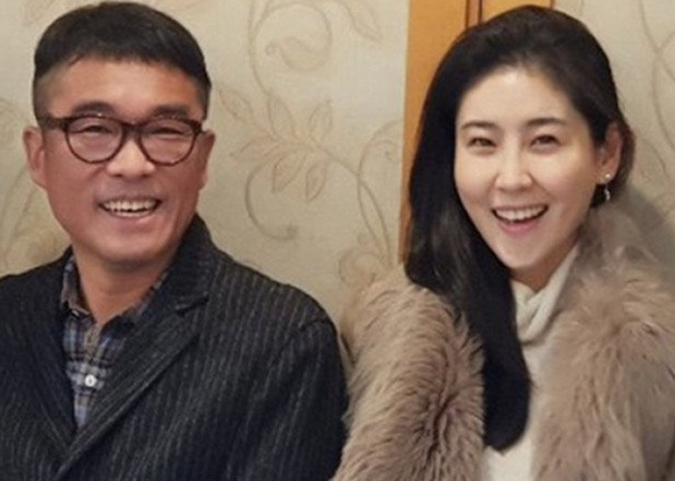 김건모_옆에_장지연, 나란히_앉아있는_사진