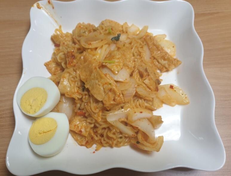  라뽁이 야식 ...신라면 볶음면보다 낫네요